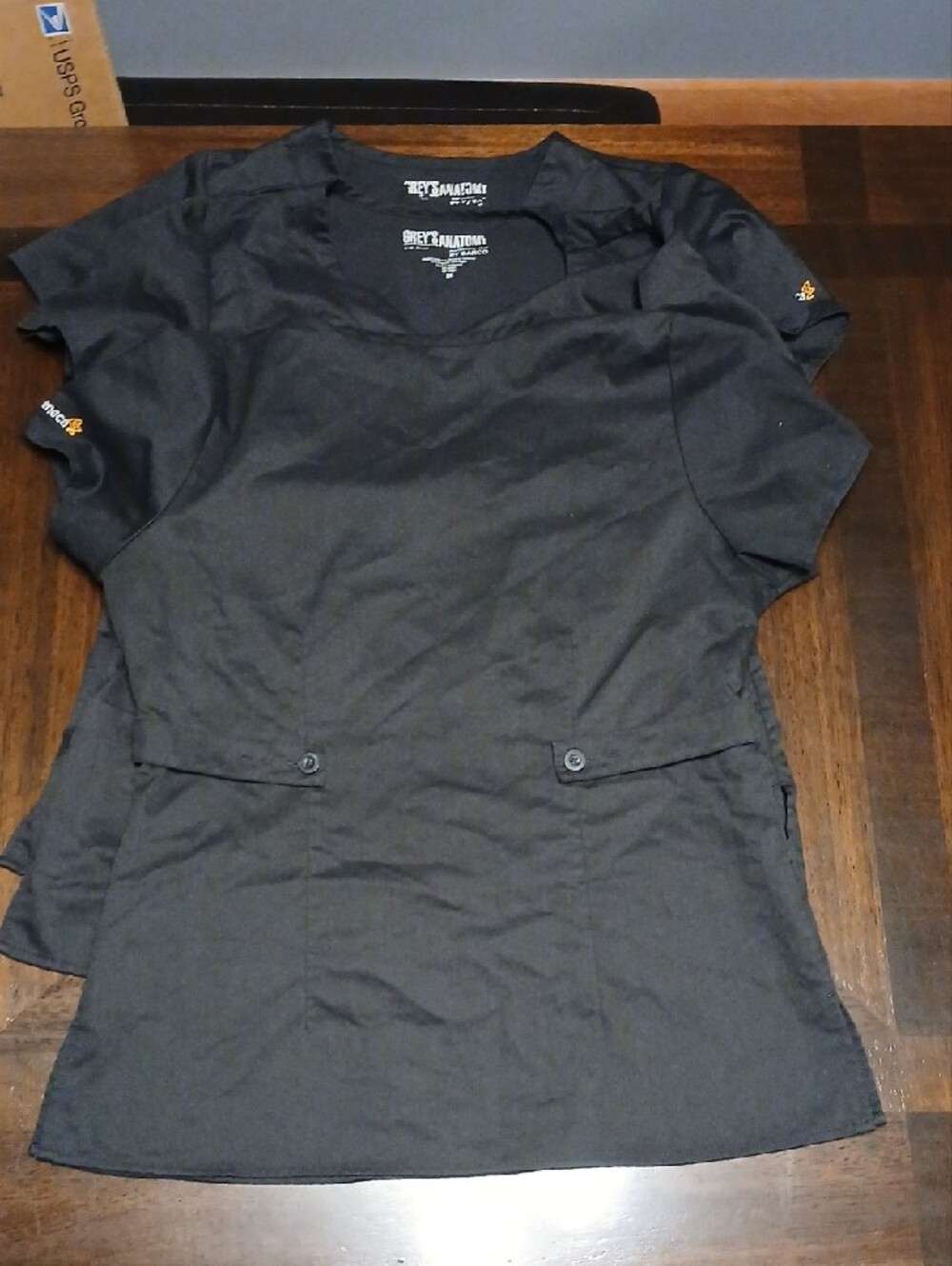 Grey's Anatomy Women's Black V-Neck Scrub Top with Pockets - Picture 7 of 7
